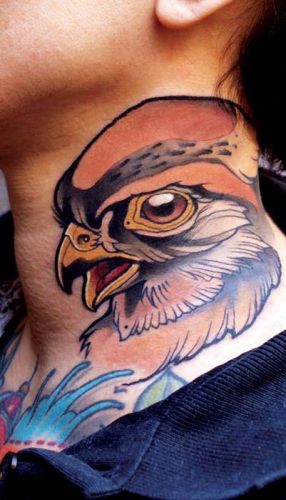 Adler-Hals-Tattoo
