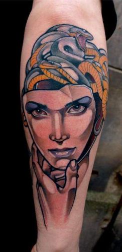 Frauengesicht-Tattoo-nachdenklich