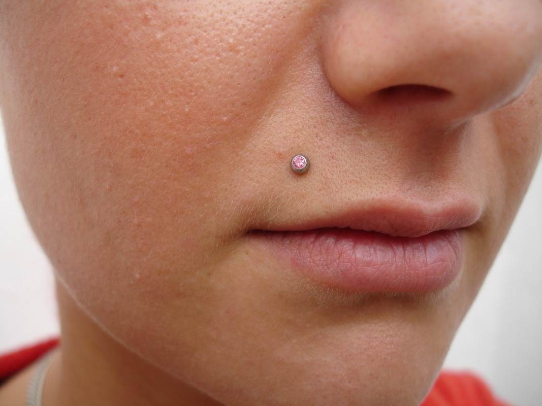 Lippe piercing über der piercing über