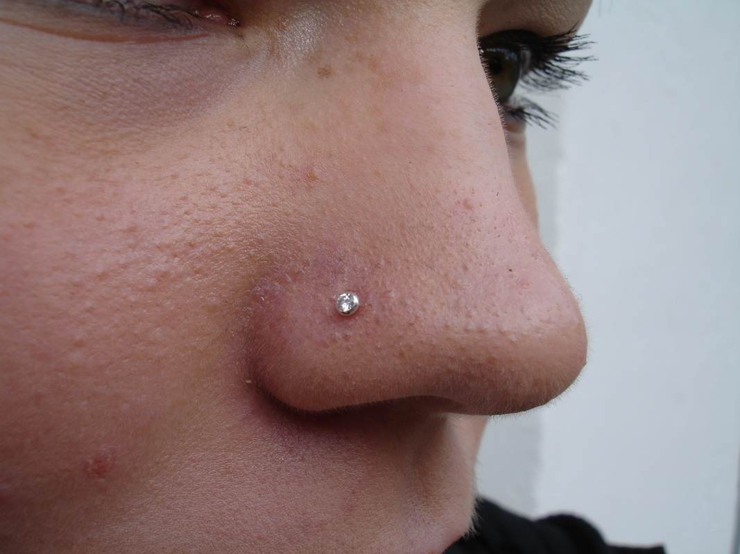 Brust piercing zwischen Piercing zwischen