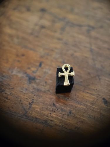 Ankh 18 Karat Gelbgold Aufsatz, geeignet für Labrets mit 0,9mm Innengewinde.