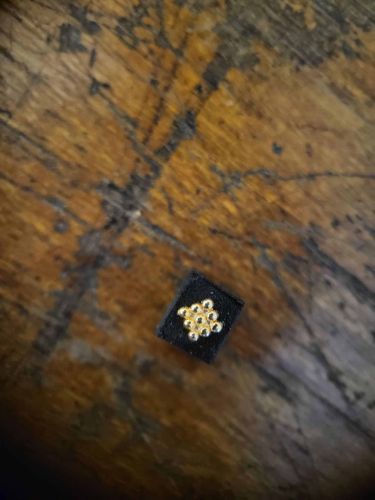 Ein wunderschöner quadratischer Aufsatz aus 14 karätigem Gold.
