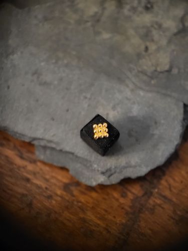 Ein wunderschöner quadratischer Aufsatz aus 14 karätigem Gold.