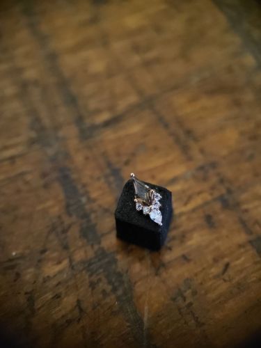 Klassische Eleganz trifft auf warme Töne in einem echten Rauchquarz im Drachenschliff, der mit Swarovski CZs besetzt ist. Dieses Modell besteht aus 14k Echtgold und hat eine Gesamtgröße von 4,1 mm x 8,4 mm.