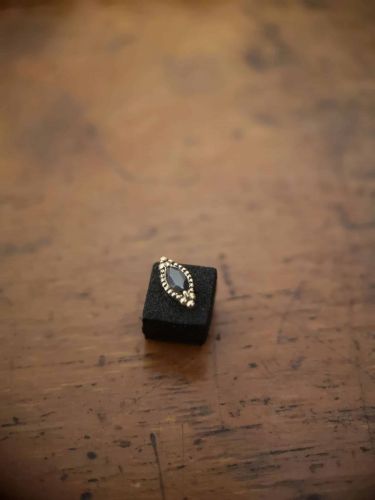 Ein wunderschöner Aufsatz aus 18K Echtgold mit schwarzem Premium Zirconia.