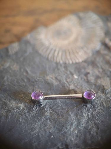 Hochwertig gefasste Amethyste, die durch ihre frontale Ausrichtung Ideal für Nippel-Piercings sind.