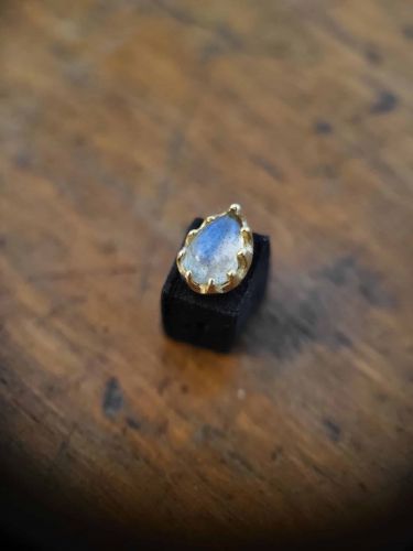 Sora 18 Karat Gelbgold Aufsatz, geeignet für Labrets mit 0,9mm Innengeweinde. Der Aufsatz ist mit einem Labradorit versehen. Alle Steine sind von Danila handverlesen bei einem renommierten Edelsteinhändler in Hatton Garden, London.