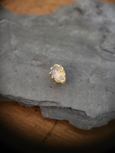 Sora 18 Karat Gelbgold Aufsatz, geeignet für Labrets mit 0,9mm Innengeweinde. Der Aufsatz ist mit einem Labradorit versehen. Alle Steine sind von Danila handverlesen bei einem renommierten Edelsteinhändler in Hatton Garden, London.