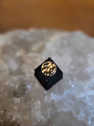 Ein wunderschöner Aufsatz aus 14 karätigem Gold in Hammered Optik. 5Mm Durchmesser.