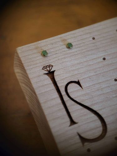 Hochwertig gefasste Jade, Ideal für Ohrpiercings.