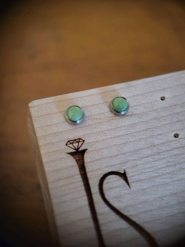 Hochwertig gefasste Jade, Ideal für Ohrpiercings.