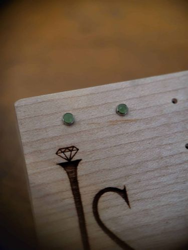Hochwertig gefasste Jade, Ideal für Ohrpiercings.