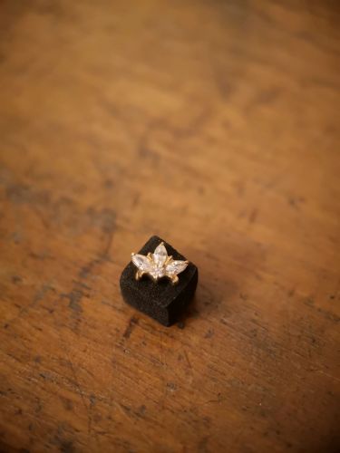 Wunderschöner 18k Echtgold Aufsatz mit Premium Zirkonia.