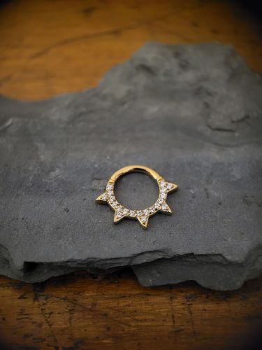 Unser Sparkle Spikes Clicker ist aus hochwertigem Edelstahl hergestellt und ist ideal für dein Septum Piercing geeignet. Getoppt wird es durch das super schicke und einzigartige Design mit wunderschönen Spikes, die mit vielen filigranen Zirkonia Steinen besetzt sind.