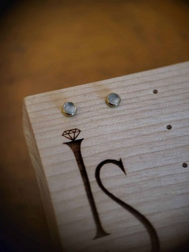 Hochwertig gefasster Mondstein, Ideal für Ohrpiercings.