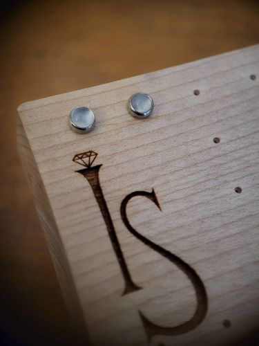 Hochwertig gefasster Mondstein, Ideal für Ohrpiercings.