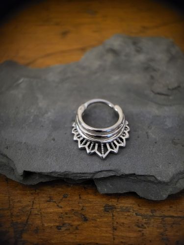 Unser Tigerlily Clicker ist aus hochwertigem Edelstahl hergestellt und ist ideal für dein Septum Piercing geeignet.