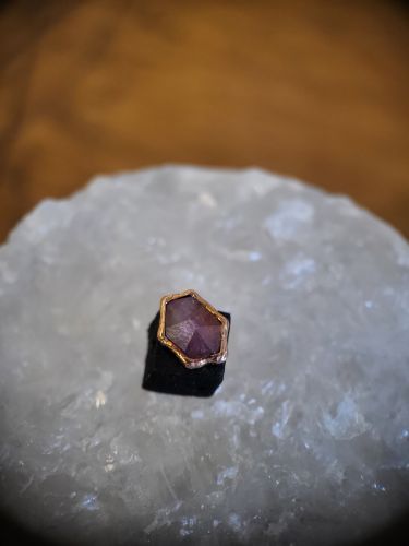 Die neuen Pump Up The Volume- Aufsätze sind laut und sorgen dafür, dass sich alle Köpfe drehen, wenn Sie vorbeigehen. Der Amethyst ist so geschliffen, dass das Licht die Schönheit des Edelsteins perfekt einfängt.
