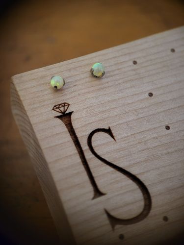 Hochwertig gefasster synthetischer Opal, Ideal für Ohrpiercings.