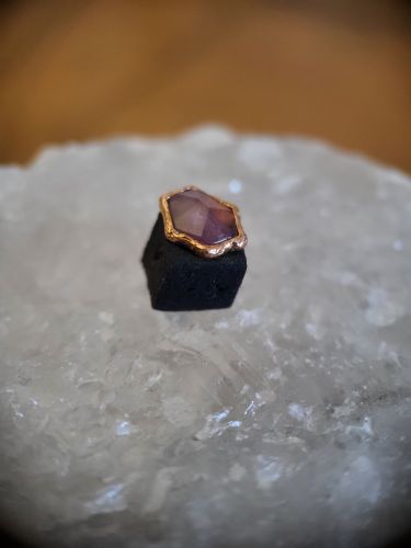 Die neuen Pump Up The Volume- Aufsätze sind laut und sorgen dafür, dass sich alle Köpfe drehen, wenn Sie vorbeigehen. Der Amethyst ist so geschliffen, dass das Licht die Schönheit des Edelsteins perfekt einfängt.