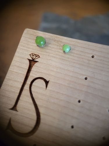 Hochwertig gefasste Jade, Ideal für Ohrpiercings.