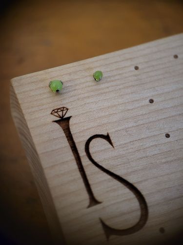 Hochwertig gefasste Jade, Ideal für Ohrpiercings.