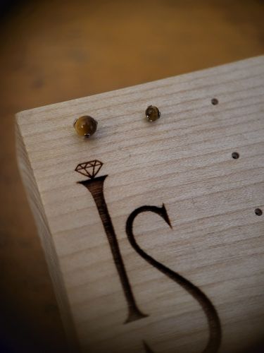 Hochwertig gefasstes Tigerauge, Ideal für Ohrpiercings.