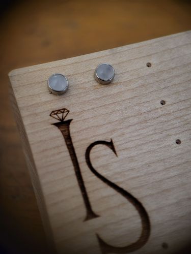Hochwertig gefasster Rosenquarz, Ideal für Ohrpiercings.