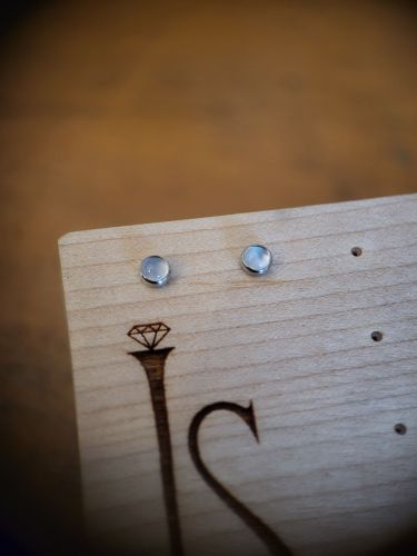 Hochwertig gefasster Rosenquarz, Ideal für Ohrpiercings.