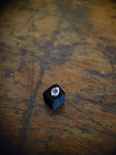 Ein wunderschöner Aufsatz aus 18K Echtgold mit Royal Blue Topas.