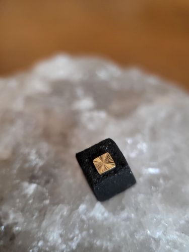 Ein wunderschön scheinender Aufsatz aus 14 krätigem Gold.