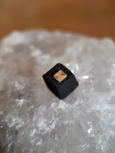 Ein wunderschön scheinender Aufsatz aus 14 krätigem Gold.