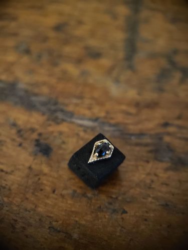 In diesem einzigartigen Design aus massivem 14- karätigem Gold und schwarzem Spinell trifft Edgy auf Vintage-Glamour.