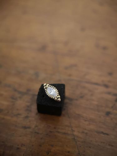 Ein wunderschöner Aufsatz aus 18K Echtgold mit Premium Zirconia. Perfekt zum Aufschrauben auf Schmuck mit Innengewinde.