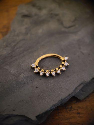 Septum Clicker in einer ovalen Form mit 9 Kristallen in Dreipunktfassung mitden Maßen 1.2 x 6mm und einer kratzfesten PVD- Beschichtung.