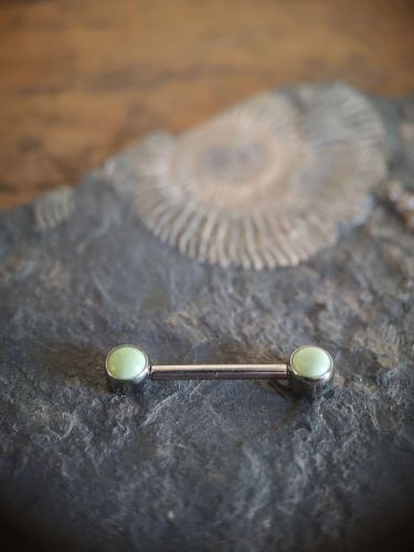 Hochwertig gefasste Jade, die durch ihre frontale Ausrichtung Ideal für Nippel-Piercings sind.