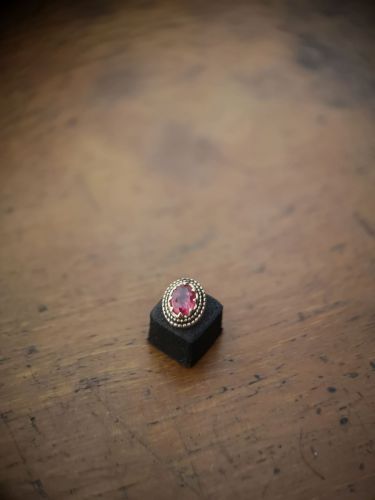 Ein wunderschöner Aufsatz aus 18K Echtgold mit Songea Saphir. Perfekt zum Aufschrauben auf Schmuck mit Innengewinde.