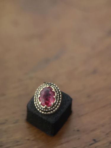 Ein wunderschöner Aufsatz aus 18K Echtgold mit Songea Saphir. Perfekt zum Aufschrauben auf Schmuck mit Innengewinde.
