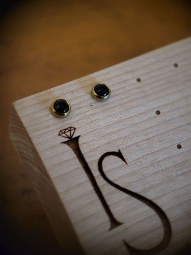 Hochwertiger gefasstes Black Onyx, Ideal für Ohrenpiercings.