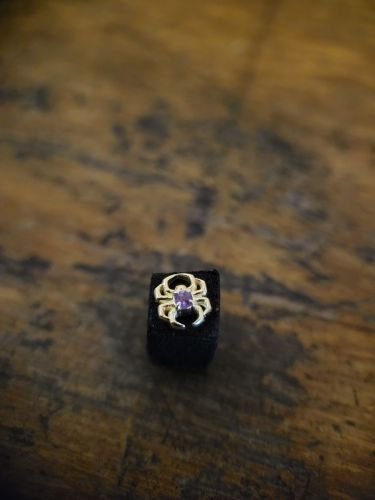 Ein wunderschöner Aufsatz aus 18K Echtgold mit Amethyst.