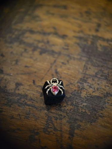 Ein wunderschöner Aufsatz aus 18K Echtgold mit Songea Saphir. Perfekt zum Aufschrauben auf Schmuck mit Innengewinde.