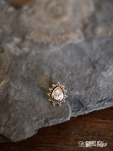 Ein wunderschöner Aufsatz aus 18K Echtgold mit Premium Zirconia.