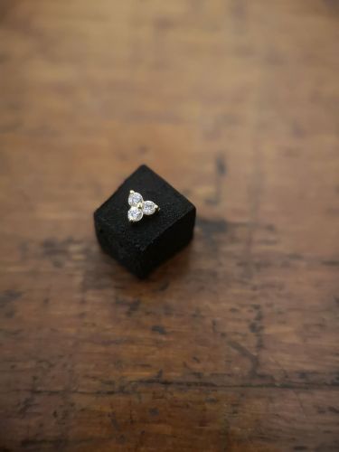 Der Pin dieses Aufsatzes besteht aus Weißgold.