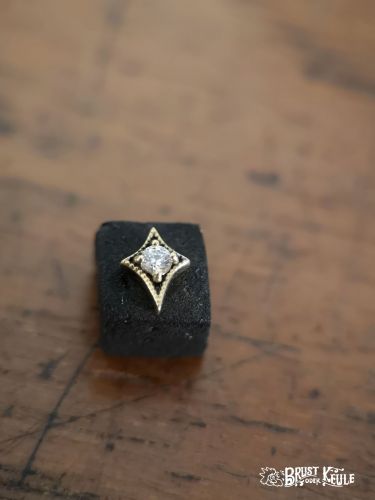 Ein wunderschöner Aufsatz aus 18K Echtgold mit Premium Zirconia. Perfekt zum Aufschrauben auf Schmuck mit Innengewinde.