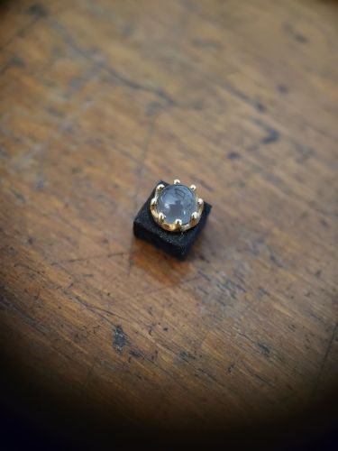 Kira 18 Karat Gelbgold Aufsatz, geeignet für Labrets mit 1,2mm Innengewinde. Der Aufsatz ist mit einem Iolith versehen. Alle Steine sind von Danila handverlesen bei einem renommierten Edelsteinhändler in Hatton Garden, London.