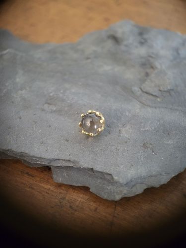 Kira 18 Karat Gelbgold Aufsatz, geeignet für Labrets mit 1,2mm Innengewinde. Der Aufsatz ist mit einem Iolith versehen. Alle Steine sind von Danila handverlesen bei einem renommierten Edelsteinhändler in Hatton Garden, London.