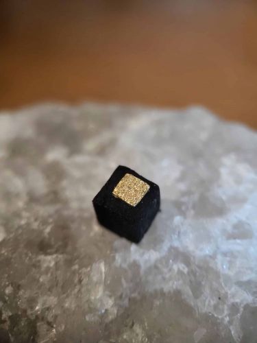 Ein wunderschön funkelnder Aufsatz aus 14 karätigem Gold.