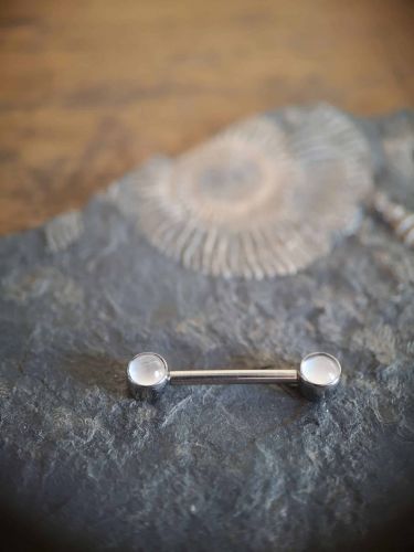 Hochwertig gefasste Mondsteine, die durch ihre frontale Ausrichtung Ideal für Nippel-Piercings sind.