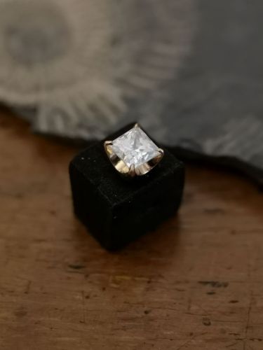 Ein wunderschöner Aufsatz aus 18K Echtgold mit Zirkonia. Perfekt zum Aufschrauben auf Schmuck mit Innengewinde.