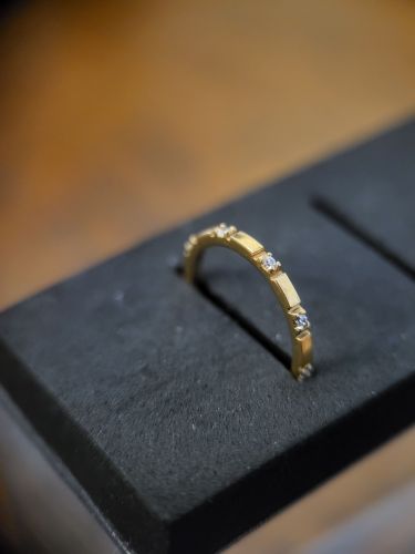 Perfekt für Ohrpiercings. - Dank Clicker Technik einfach mit den Fingern zu öffnen und zu schließen. Die hochwertigen mit Premium Zirconia sind mit der Hand gesetzt (Pave Setting) . PVD mit 24K Gold beschichtet und vor der Beschichtung wurden die Clicker handpoliert.